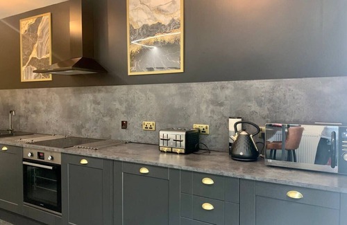 Headingley Apartment | Enjoy The Headingley House Leeds with Hot Tub for 12 Guests