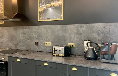 Headingley Apartment | Relaxing Retreat at The Headingley House Leeds with Hot Tub