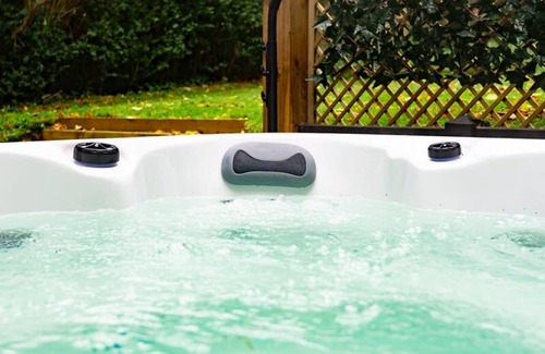Headingley Apartment | Relaxing Retreat at The Headingley House Leeds with Hot Tub