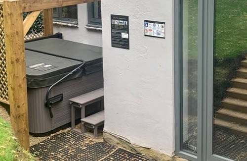Headingley Apartment | Relaxing Retreat at The Headingley House Leeds with Hot Tub