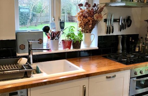 Headington House | Relax at The Headington Orchard - Family-Friendly Retreat