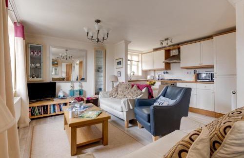 Reydon House | Discover The Headmasters House: Pet & Child Friendly Retreat