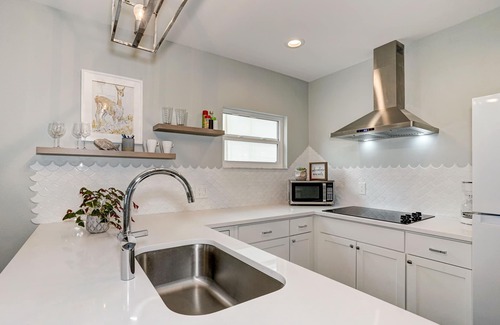 Downtown Dunedin Apartment | Explore Downtown Dunedin: Oceanfront Stay with Spa & Breakfast