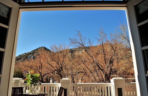 Manitou Springs Historic District Apartment | Experience Manitou Springs: Award-Winning Amenities Await