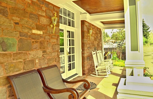 Manitou Springs Historic District Apartment | Experience Manitou Springs: Award-Winning Amenities Await