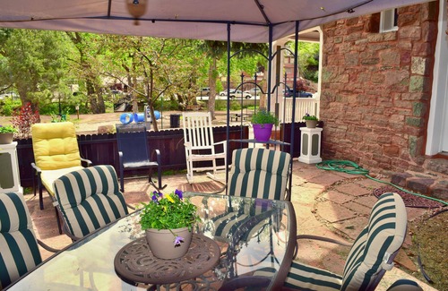 Manitou Springs Historic District Apartment | Experience Historic Comfort in Manitou Springs with Spa & Pool