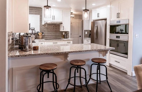 Turlock House | Guest Rated 10/10: Modern Farmhouse in the Valley