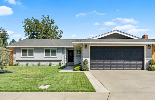 Turlock House | Guest Rated 10/10: Modern Farmhouse in the Valley