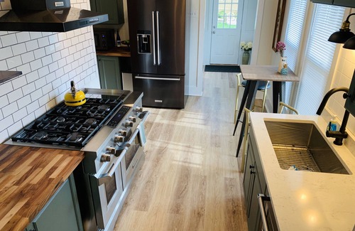 Three Oaks House | Heartwood House: Downtown Oasis with Ocean View & Kitchen