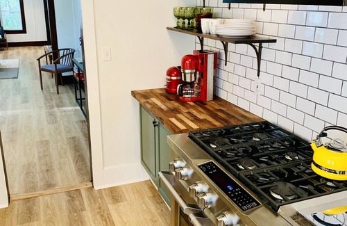 Three Oaks House | Heartwood House: Downtown Oasis with Ocean View & Kitchen