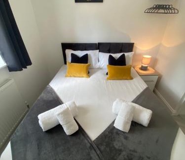 Burton on Trent House | Experience The Heathers: Family-Friendly 3 Bed Retreat