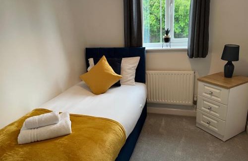 Burton on Trent House | Experience The Heathers: Family-Friendly 3 Bed Retreat