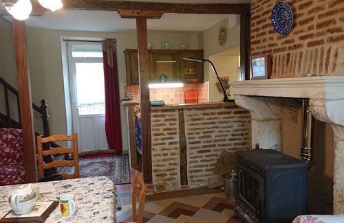 Le Menoux House | Cozy Hedgehog Cottage: Family-Friendly with Kitchen Access