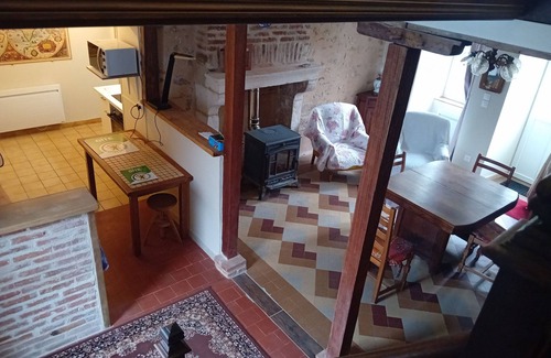 Le Menoux House | Cozy Hedgehog Cottage: Family-Friendly with Kitchen Access