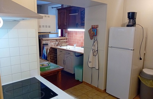 Le Menoux House | Cozy Hedgehog Cottage: Family-Friendly with Kitchen Access