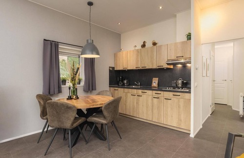 Lieren House | The Heide Lodge offers a luxurious and comfortable holiday experience on a spacious plot with a private garden and excellent amenities.