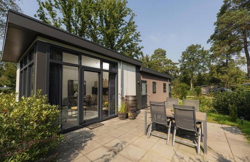 Lieren House | The Heide Lodge offers a luxurious and comfortable holiday experience on a spacious plot with a private garden and excellent amenities.