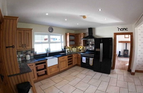 Downpatrick House | Guest Rated 9.8: The Heights & Hollows Farmhouse Getaway