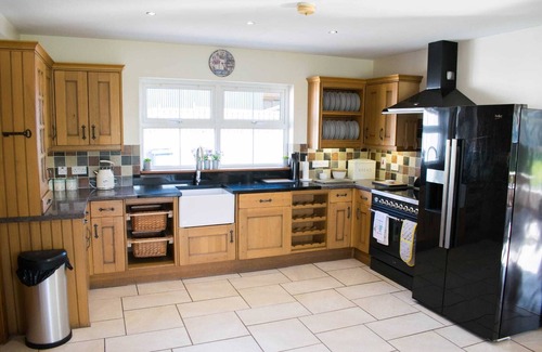 Downpatrick House | Guest Rated 9.8: The Heights & Hollows Farmhouse Getaway