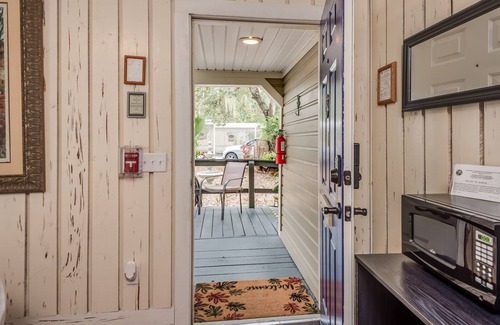 Mount Dora House | Welcoming Heirloom Inn: Spa & Breakfast for Families