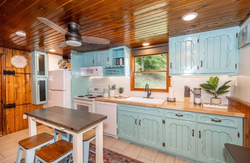 Loveland Cabin | Riverfront Retreat: Guest Rated 10/10 with Spa & Hot Tub