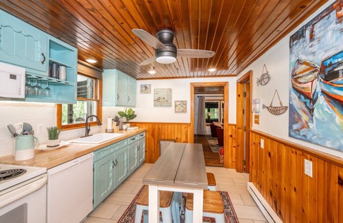 Loveland Cabin | Riverfront Retreat: Guest Rated 10/10 with Spa & Hot Tub