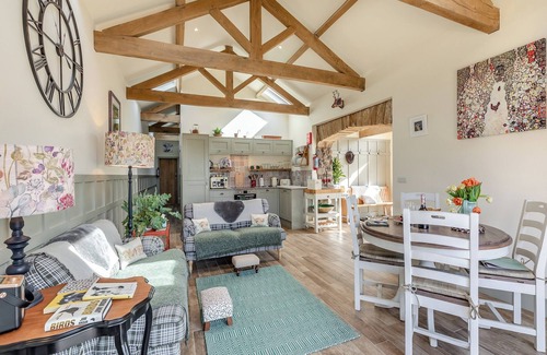 Cornhill on Tweed Cottage | Exceptional 2 Bedroom Stay in West Moneylaws with Lake View