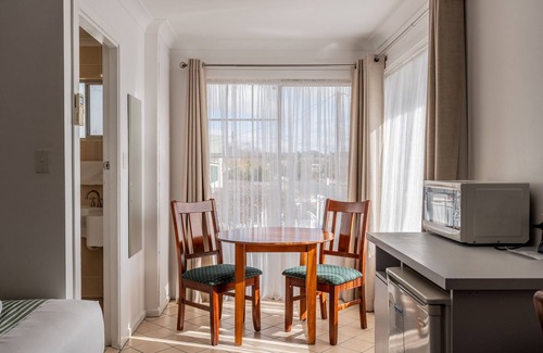Tenterfield Hotel | Explore The Henry Parkes Motel Tenterfield: Family-Friendly Escape