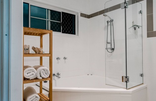 Tenterfield Hotel | Explore The Henry Parkes Motel Tenterfield: Family-Friendly Escape