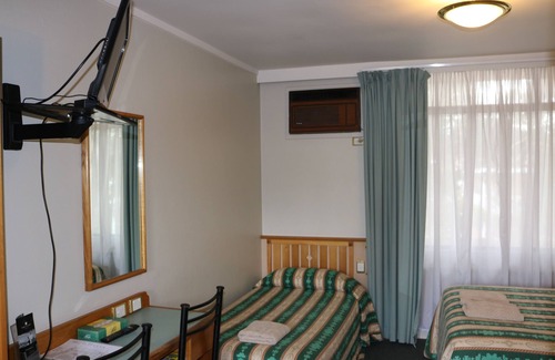 Muswellbrook Hotel | Eco-Friendly Escape at The Hermitage Motel with Pool