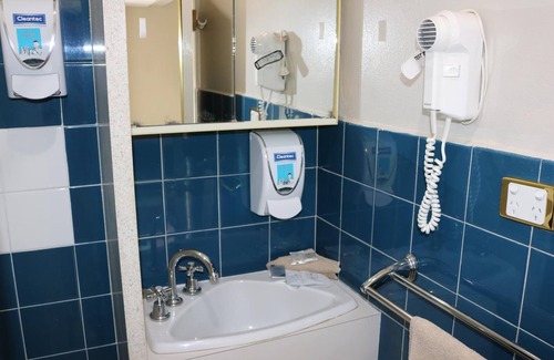 Muswellbrook Hotel | Eco-Friendly Escape at The Hermitage Motel with Pool