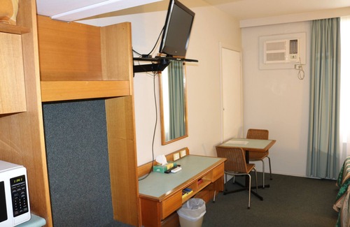 Muswellbrook Hotel | Eco-Friendly Escape at The Hermitage Motel with Pool