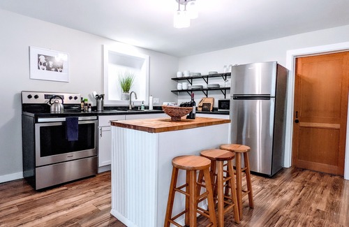 Three Oaks House | Discover The Hickory House - Steps from Downtown Three Oaks