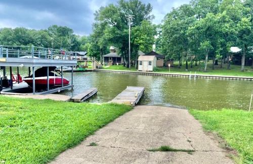 Tool House | Inviting Hickory House with Firepit & Cedar Creek Lake Access
