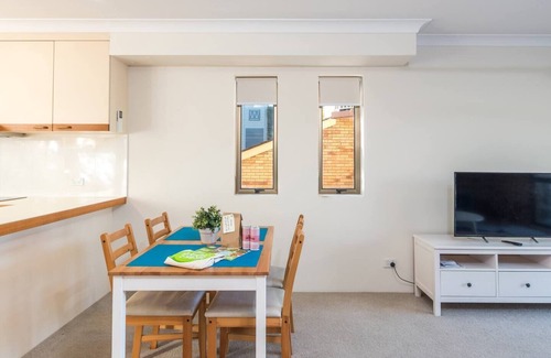 Auchenflower Apartment | Relax at The Hidden Flower: Poolside Family Getaway