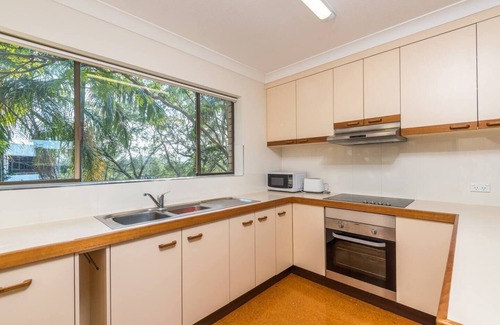 Auchenflower Apartment | Relax at The Hidden Flower: Poolside Family Getaway