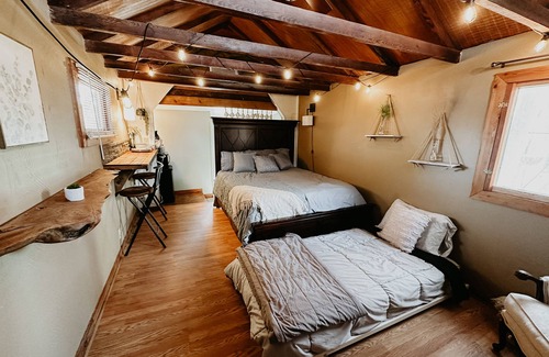 Mason House | Discover The Hidden Gem: Family-Friendly with Pool & Breakfast