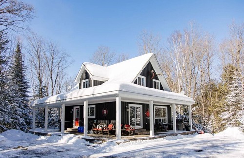 Eagle Lake Cottage | Relax at The Hidden Porch: Hot Tub & Sauna Retreat