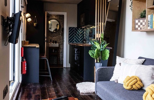 Exeter Cabin | Escape to The Hide: Countryside Retreat with Spa & Hot Tub