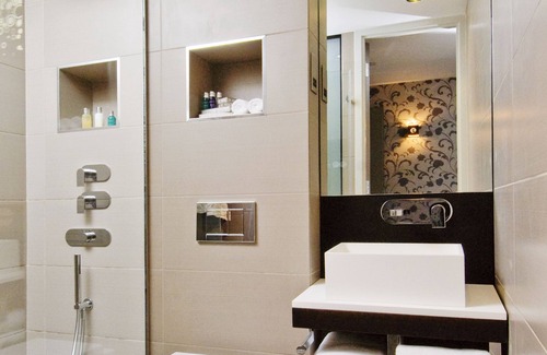 West Hendon Hotel | Unwind at The Hide London: Spa, Breakfast & Family Welcome