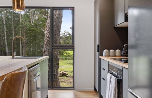 Lunawanna House | Experience The Hide On Cloudy: 4-Star Gem with Breakfast