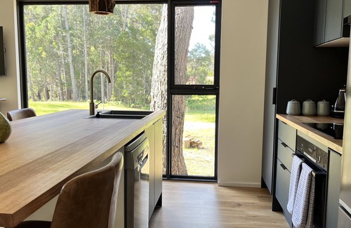 Lunawanna House | Experience The Hide On Cloudy: 4-Star Gem with Breakfast
