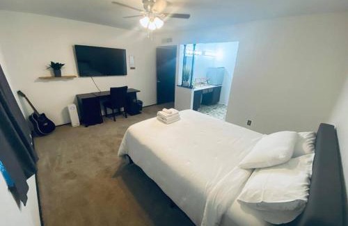 Humble House | Cozy Hideaway 4B/2B House Near IAH with Free Breakfast