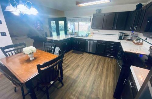 Humble House | Cozy Hideaway 4B/2B House Near IAH with Free Breakfast