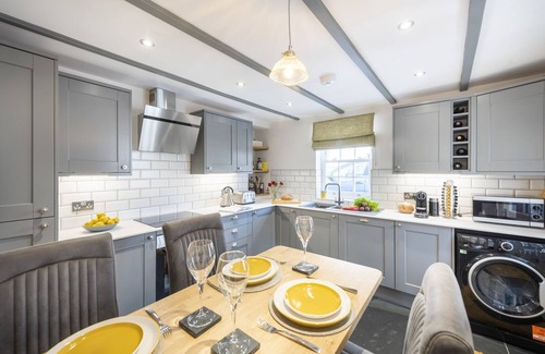 Porthleven Apartment | Tranquil Hideaway: Ideal Retreat for 4 with Pet-Friendly Perks