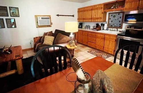 Eureka Springs Apartment | Cozy Retreat: The Hideaway at Bear Mountain Log Cabins