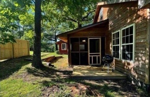 Eureka Springs Apartment | Cozy Retreat: The Hideaway at Bear Mountain Log Cabins