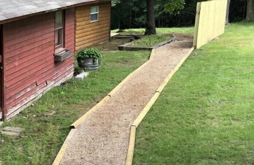 Eureka Springs Apartment | Cozy Retreat: The Hideaway at Bear Mountain Log Cabins