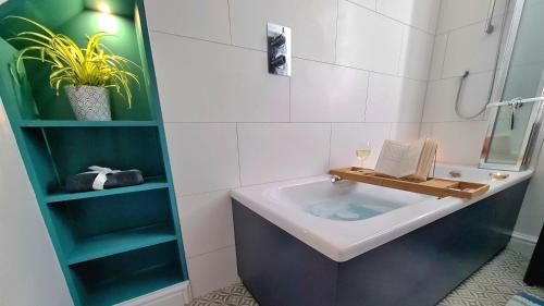 Wareham House | Discover The Hideaway - Central Townhouse with Ocean Views
