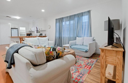 Wagga Wagga House | The Hideaway - Charming Cottage, Entertaining Area